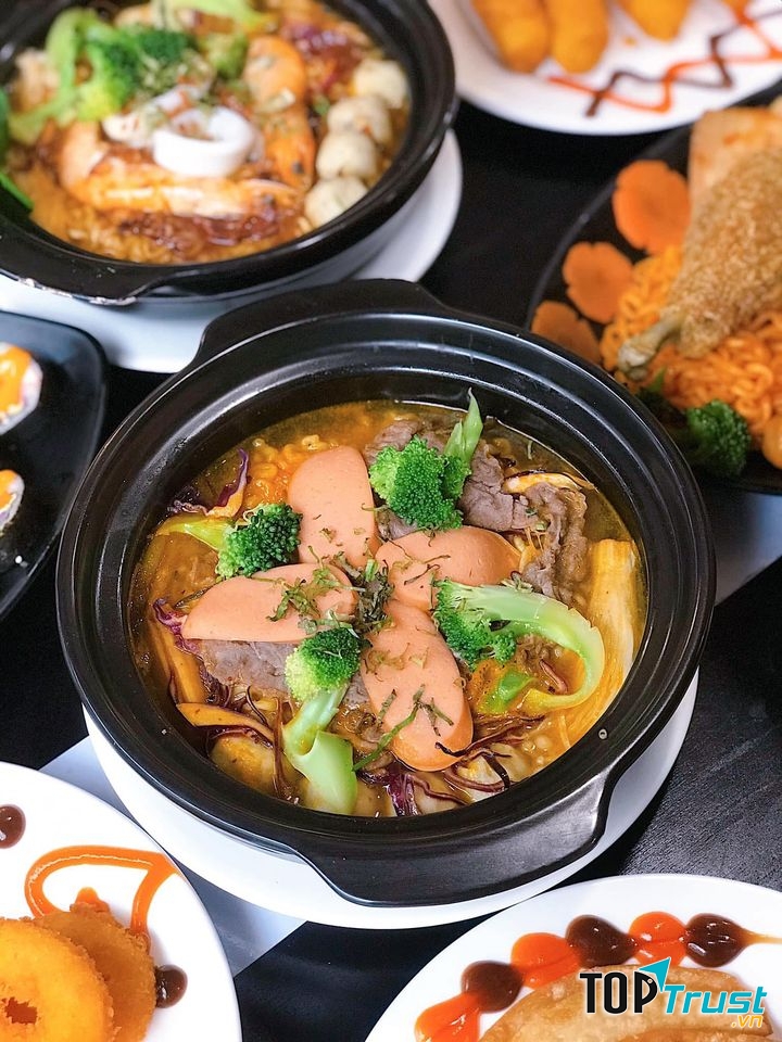 Mì cay  gồm 8 cấp độ, sợi mì dai, topping đầy đặn với các loại như: hải sản, bạch tuộc, gà, bò, thập cẩm,...