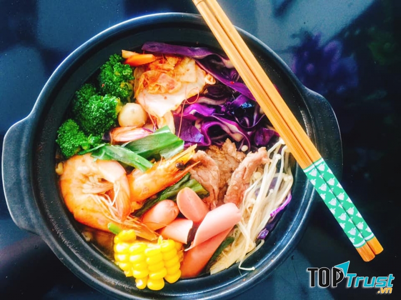 Phong cách quán mang dáng dấp hàn quốc với chỗ ngồi trệt có đệm, nếu bạn thích ngồi ghế thì có thể chọn không gian ngoài trời nhé.