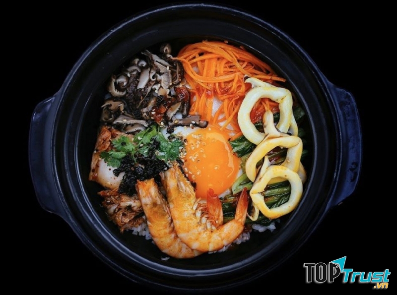 Món ăn nổi bật của Mì cay Haseyo chính là các loại mì cay kiểu Hàn, đặc biệt là mì cay hải sản chuẩn vị xứ kim chi.