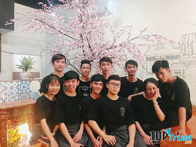 Đội ngũ nhân viên vui vẻ, nhiệt tình của Mì Cay ITADA