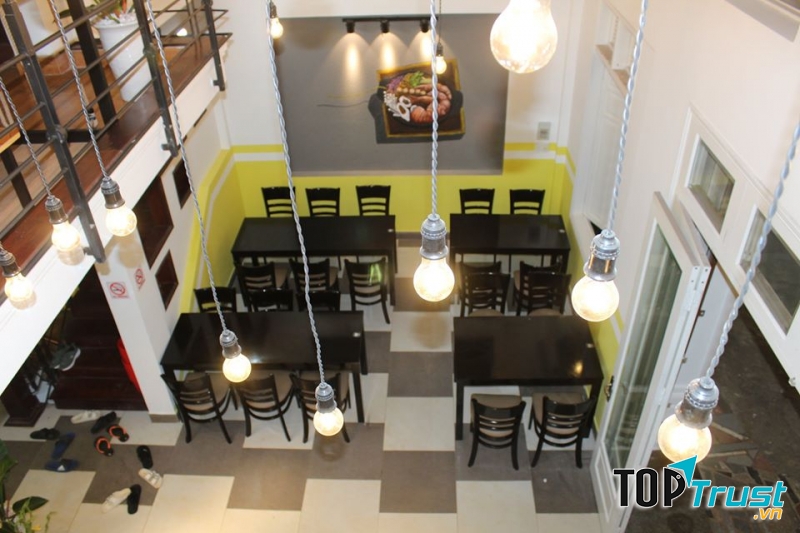 Không gian của quán rất rộng rãi, bàn ghế phụ kiện bài trí đẹp mắt