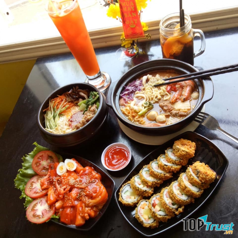 Quán chuyên phục vụ các món ăn Hàn Quốc, menu rất hấp dẫn, đa dạng