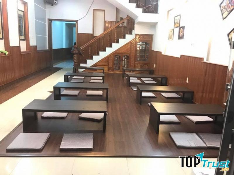 Không gian quán rộng rãi, sạch sẽ. Sử dụng hoàn toàn chất liệu gỗ từ sàn tới bàn ghế tạo nên sự sang trọng, ấm cúng
