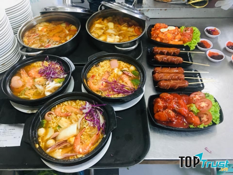 Menu của Mì cay Kitachi không chỉ có mì cay, mà còn rất nhiều món ăn Hàn Quốc hấp dẫn khác. Đặc biệt là “bộ tứ siêu đẳng” làm siêu lòng thực khách, bao gồm: Mì thập cẩm đặc biệt, cơm trộn, kimbap chiên và trà sữa truyền thống
