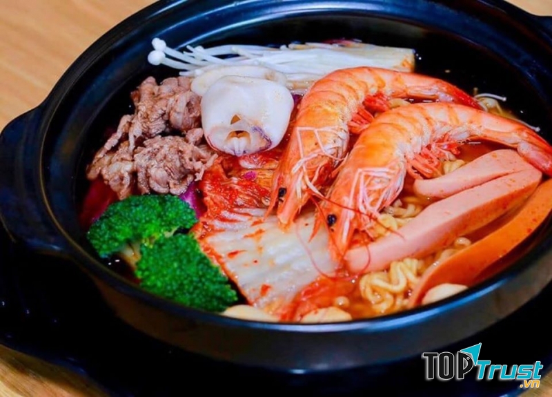 Ngay khi đặt chân vào ﻿Mì Cay Kochu, bạn sẽ cảm nhận được sự tận tình của nhân viên