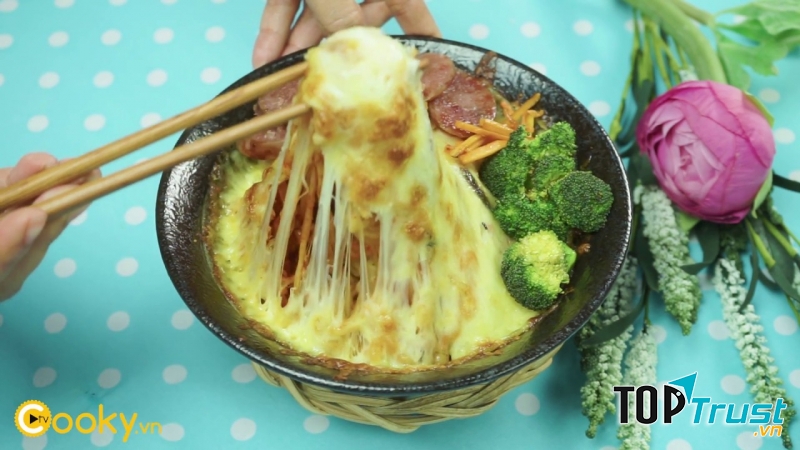 Mì cay lạp xưởng phủ phô mai