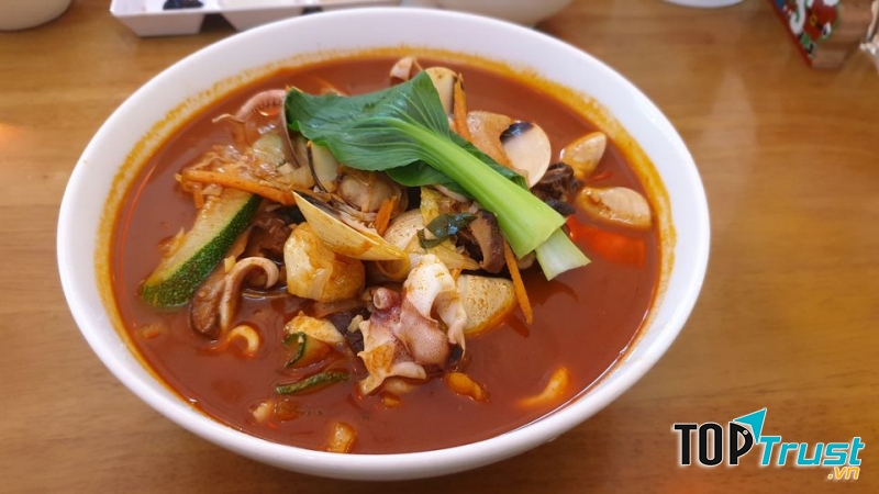 Tô mì đầy đặn với sợi mì Hàn dai mềm kết hợp cùng các loại hải sản như: bạch tuộc, ngao.