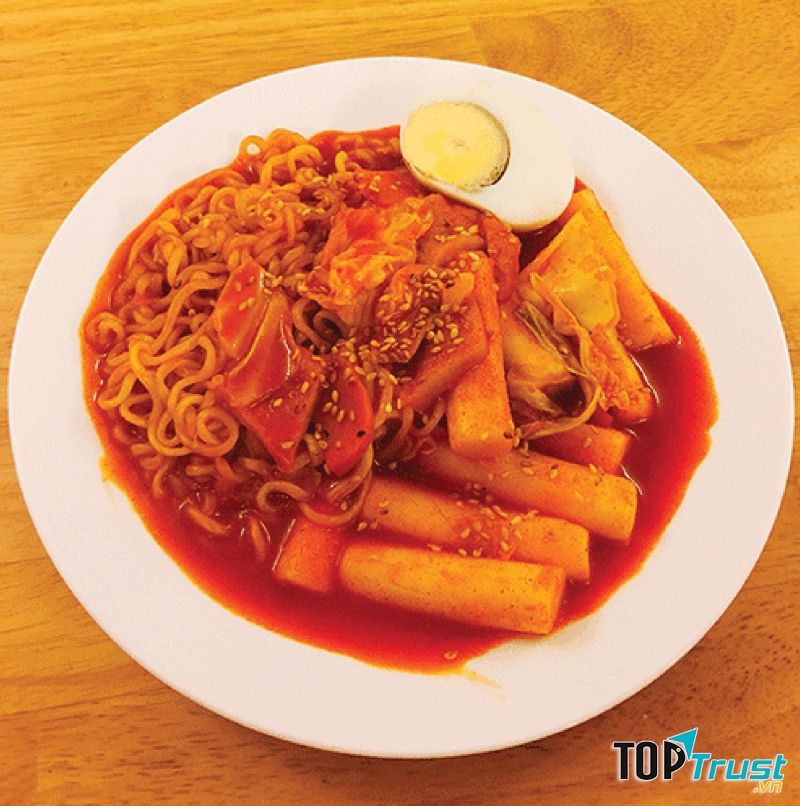 Mì ﻿tobbokki cay là sự kết hợp hoàn hảo của mì Hàn và bánh gạo, ngoài ra còn có thêm chả cá, xúc xích để gia tăng độ hấp dẫn.