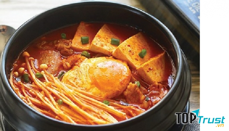 Mì cay trứng ﻿và mì tobbokki cay là 2 siêu phẩm đặc biệt Mr. Lim gửi đến tín đồ đồ cay nóng.