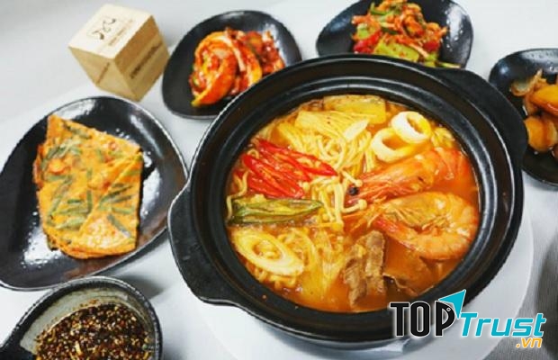 Mì Cay Naga đều được chế biến theo một quy trình chuẩn, các nguyên liệu dùng để chế biến món ăn đều tươi ngon nên vẫn giữ nguyên hương vị truyền thống.