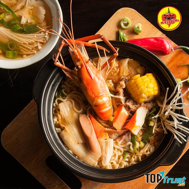 Quán chuyên về mì cay, đặc biệt là mì cay bò và hải sản