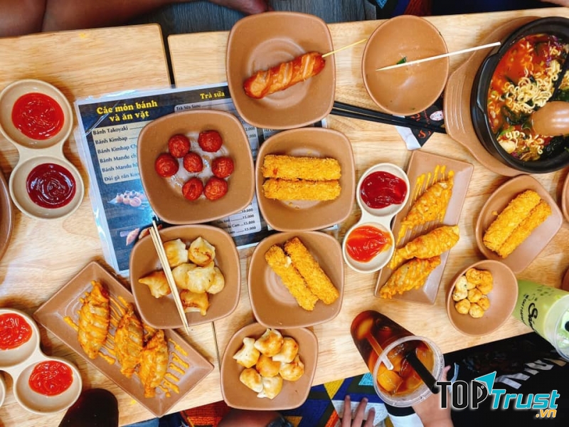 Menu của Mì cay SanU rất đa dạng, hấp dẫn