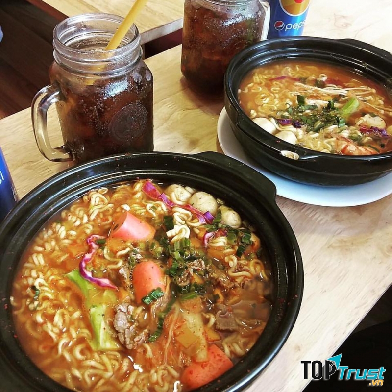 Mì cay Sasin tự hào là mì cay 7 cấp độ Hàn Quốc tiên phong tạo nên cơn sốt cho giới trẻ tại Vĩnh Phúc.