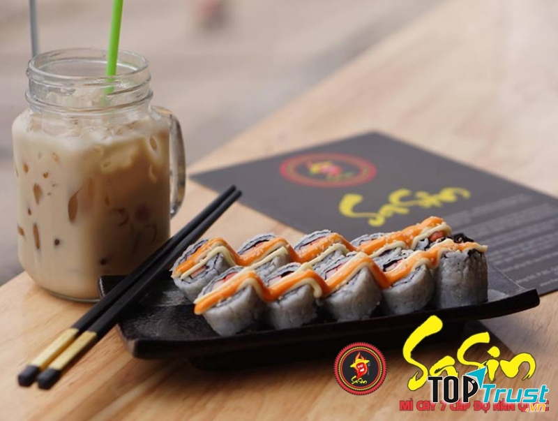   Mì cay SaSin được nhiều bạn trẻ, đặc biệt là fan Hàn Quốc chọn làm điểm đến cuối tuần vì quán không chỉ nổi tiếng với món mì cay mà nó còn được yêu thích bởi thực đơn phong phú bao gồm những món ngon nổi tiếng ở xứ sở kim chi như cơm cuộn, bánh gạo, cùng nước uống trà sữa và món ăn vặt xiên que. ﻿