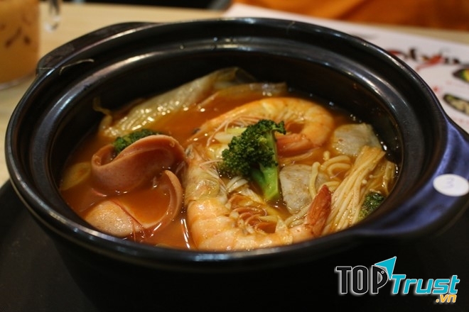 Mì cay hải sản tại quán