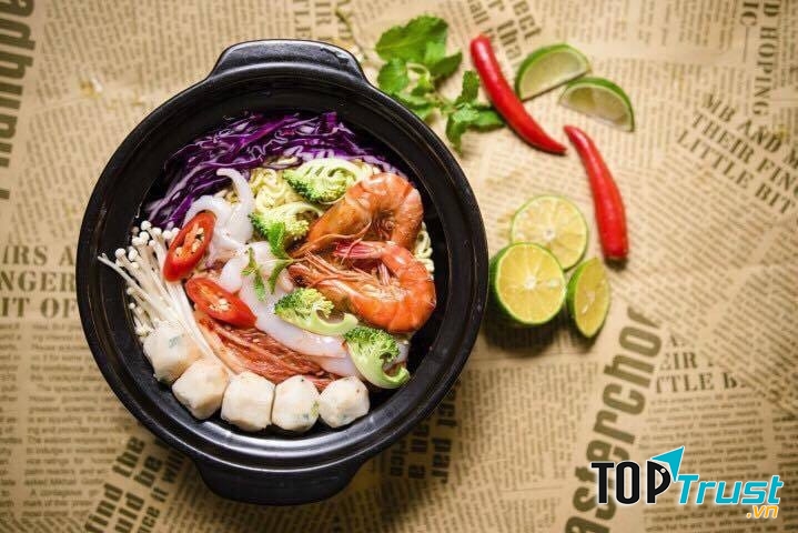 Thưởng thức vị ngon từ sợi mì dai dai, hoà quyện cùng nước dùng cay thơm đậm vị