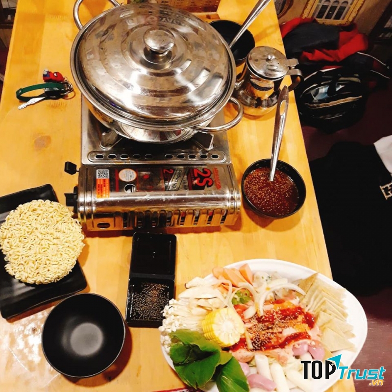 Mì cay Yagami có nước soup đậm đà.