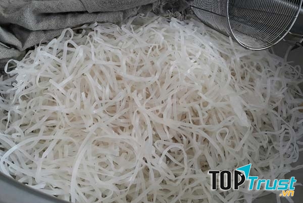 Sợi mì khô rất giống sợi phở nhưng ngon hơn luôn đấy.