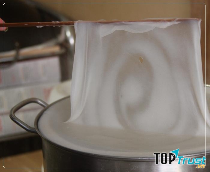 Mì lá được tráng bằng tay.