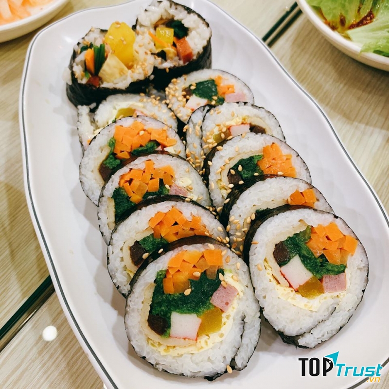 Món sushi tại quán