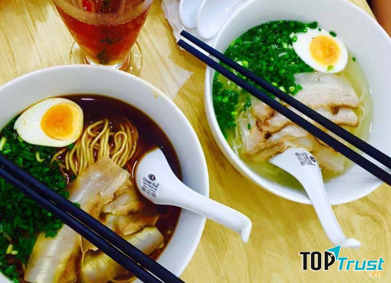 Menu đa dạng đủ ramen với 3 loại sauce : Misho, Shio, và salts. Bát mì ramen của Mì Oshi 03 khá to, hoà quyện từ nước dùng đến thức ăn