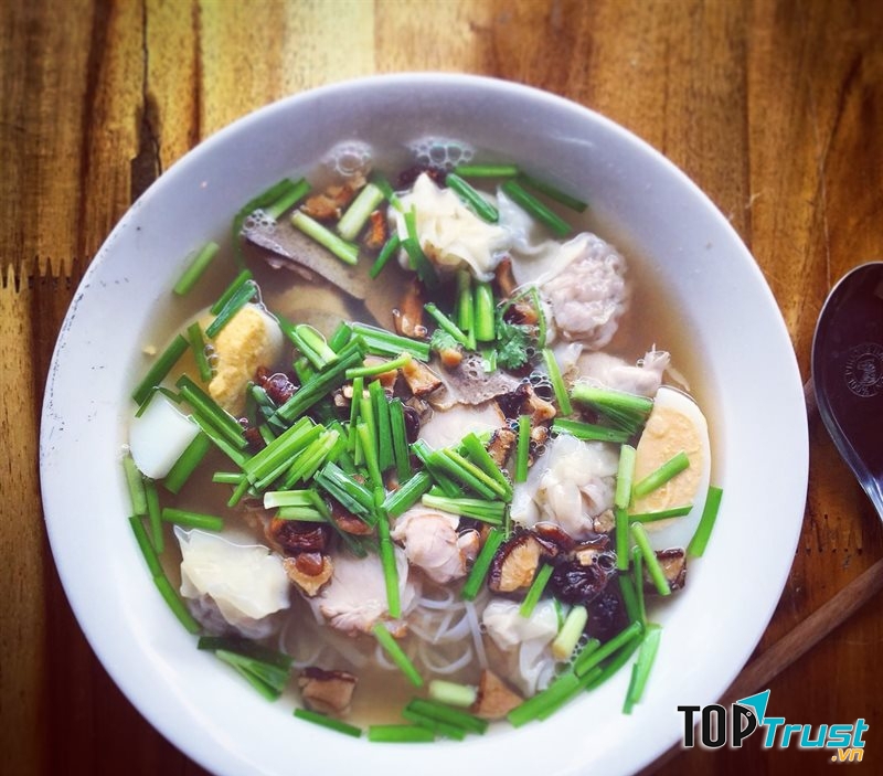 Mì Phố chuyên kinh doanh về những món mì, đặc biệt là mì vằn thánh, ngoài ra còn có cả cơm chiên, sủi cảo và nộm.
