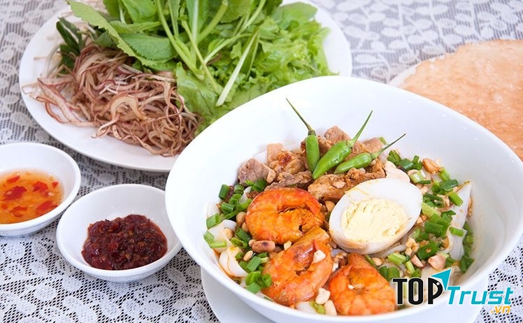 Mì Quảng có nhiều loại như: mì cá lóc, mì gà, mì tôm thịt trứng.