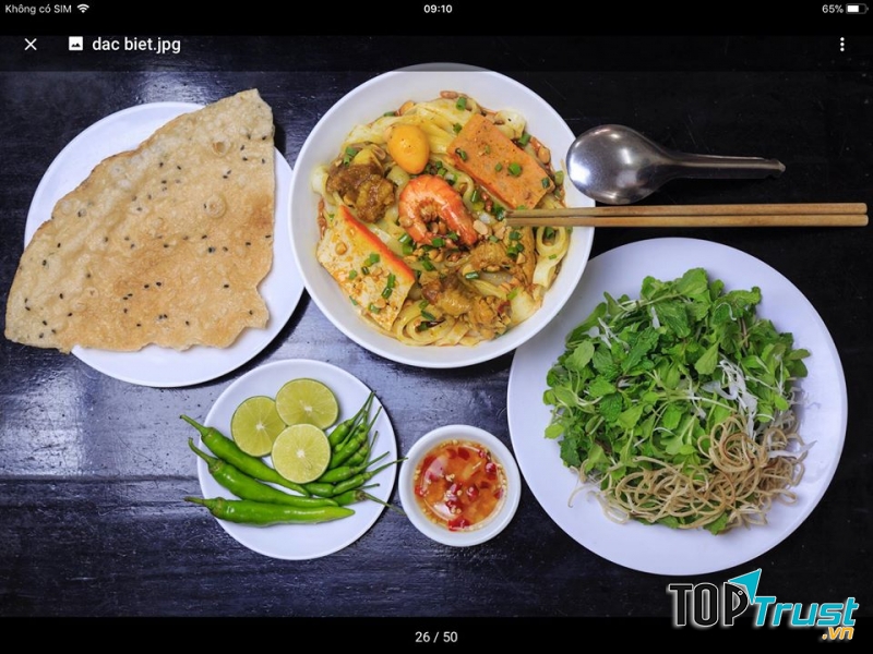 Mùi thơm dịu của nước dùng hòa lẫn với vị ngọt của thịt, rau mang đến nhiều dư âm khó quên mỗi khi được thưởng thức món ăn này.