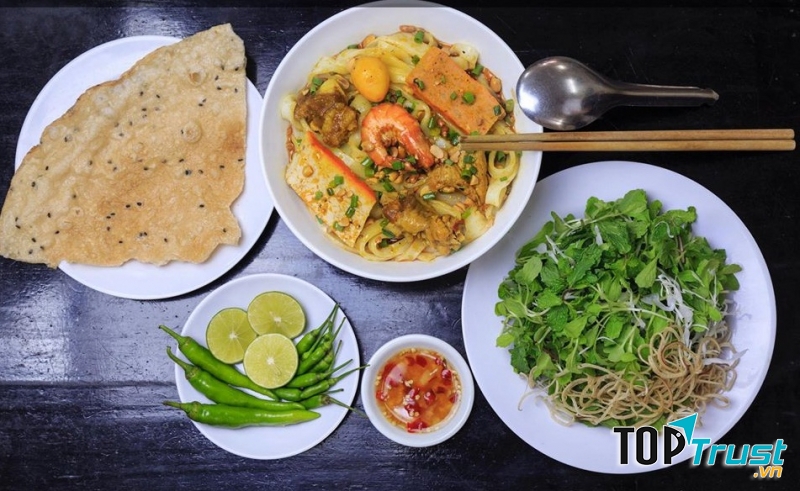 Menu đa dạng với nhiều lọai mì quảng như mì quảng tôm thịt, mì quảng sườn non, mì quảng thịt trứng cút, mì quảng gà ta,..