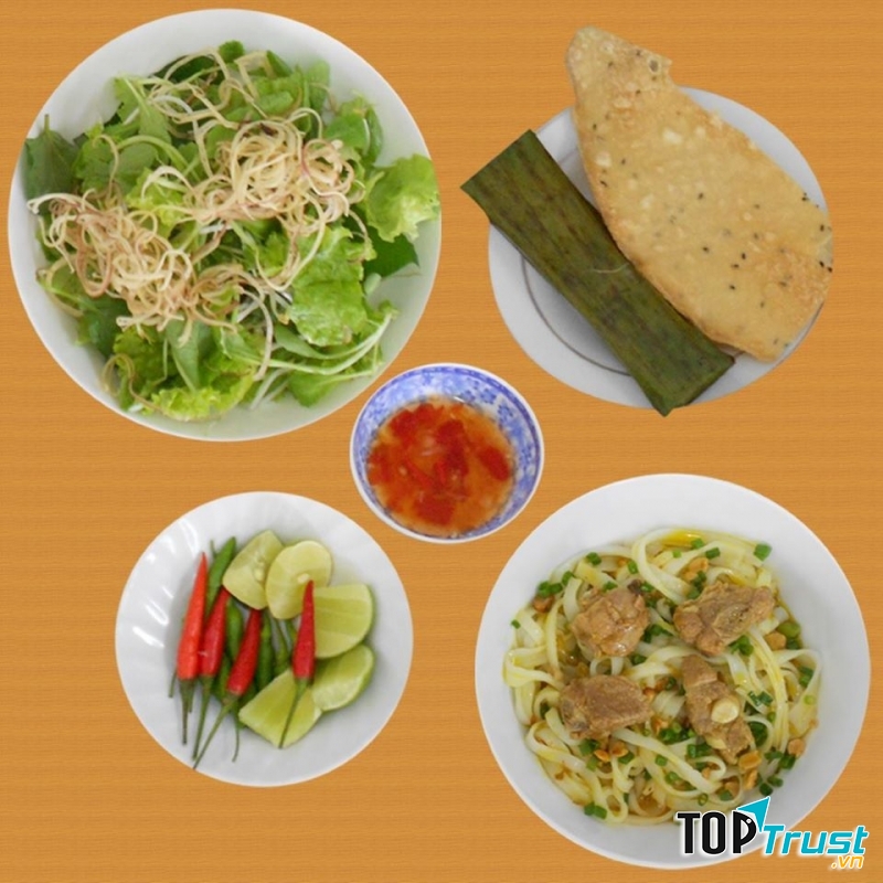 Nằm tại 20 Pasteur quán Mì quảng 3 Anh Em được đánh giá là chuẩn ngon của hương vị mì quảng miền Trung.