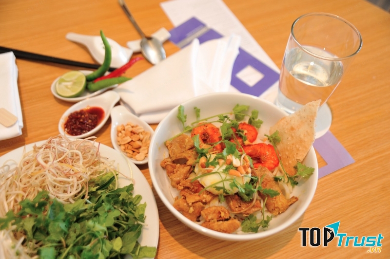 Mì Quảng của quán có nhiều loại nhân như: cá lóc, thịt nướng, thịt bò, thịt gà,…