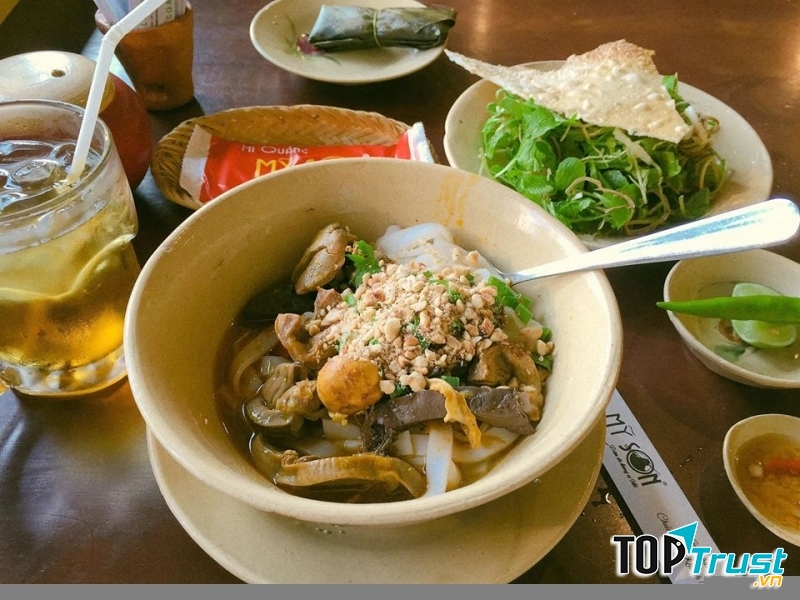 Khách đến quán thường xuyên sẽ nhận ra tô mì của quán rất to, ăn sáng mà ăn ở quán là no rất lâu, đủ năng lượng cho một buổi sáng làm việc năng động.