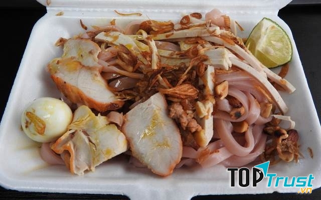 Với 15 nghìn đồng bạn đã có ngay một suất mì Quảng trộn đầy đủ này nhé!