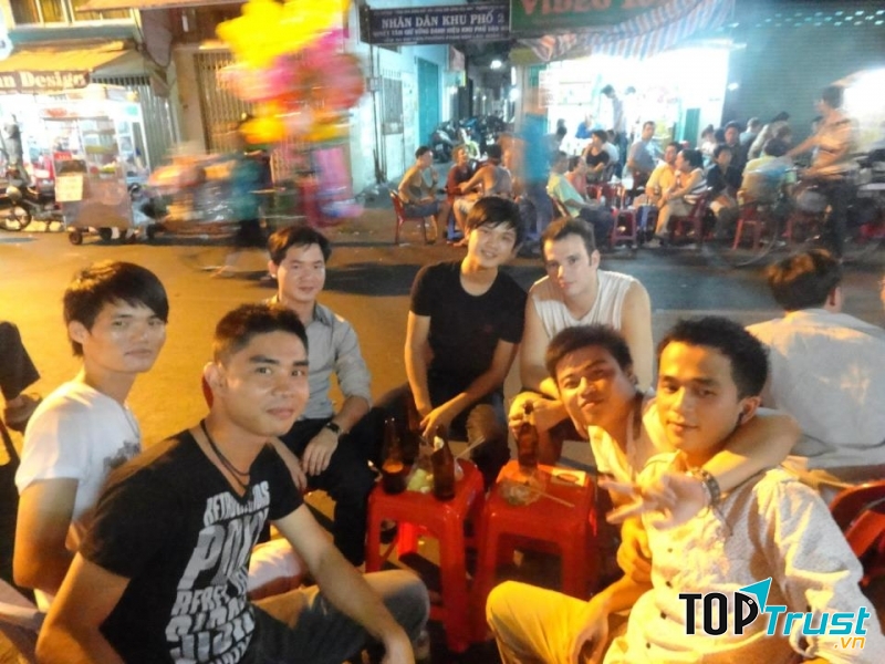 Khách đến ăn cùng nhau