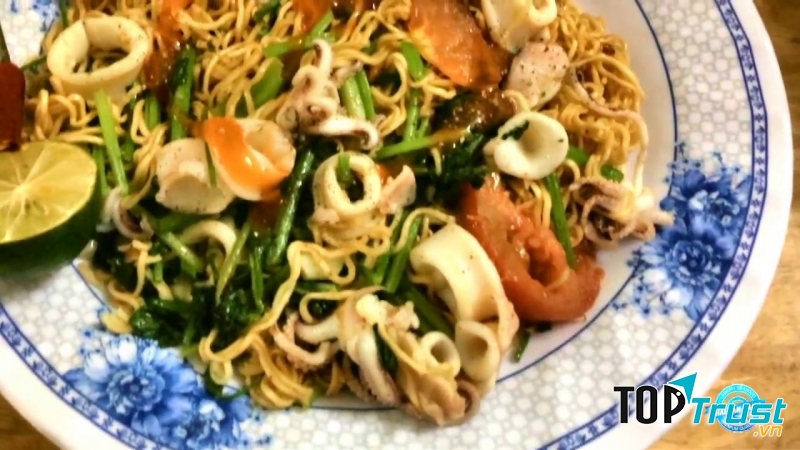 Mì tôm trộn mực