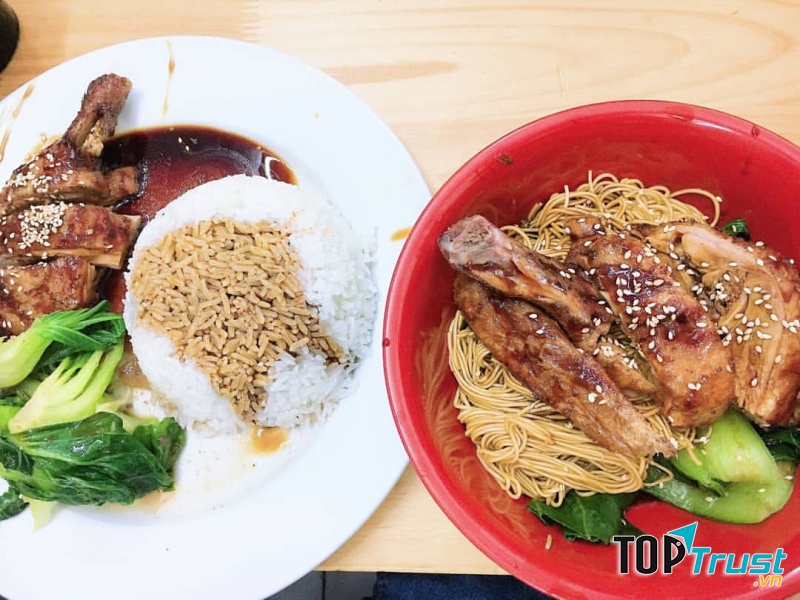 Nhân vật chính của bát mì này tất nhiên là vịt quay hoàn hảo, phần vịt này được chủ quán cho vào bát rất nhiều