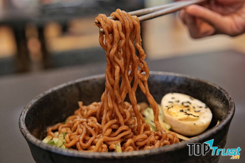 Một phần mì tương đen ở Cạp Seafood được chuẩn bị theo phong cách truyền thống, vừa đẹp mắt với sắc đen của sốt cùng những món ăn kèm đa dạng vừa rất ngon và đầy đặn