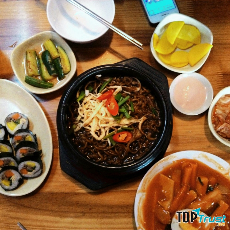 Mì tương đen Gimbap Giảng Võ