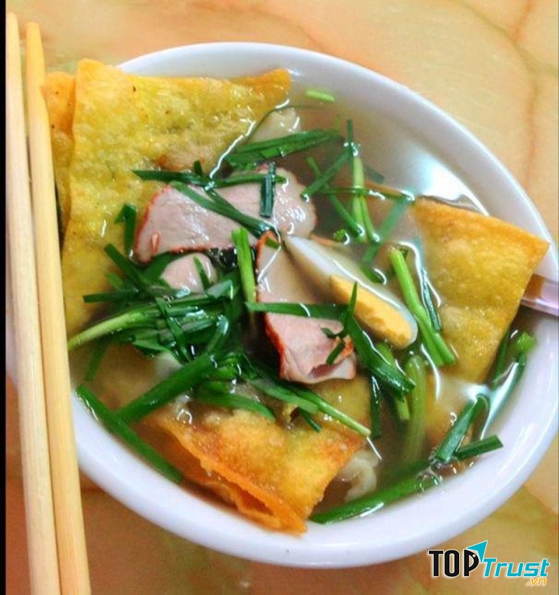 Mì vằn thắn với nhiều nguyên liệu kết hợp với nhau cho bạn bữa sáng đủ chất.