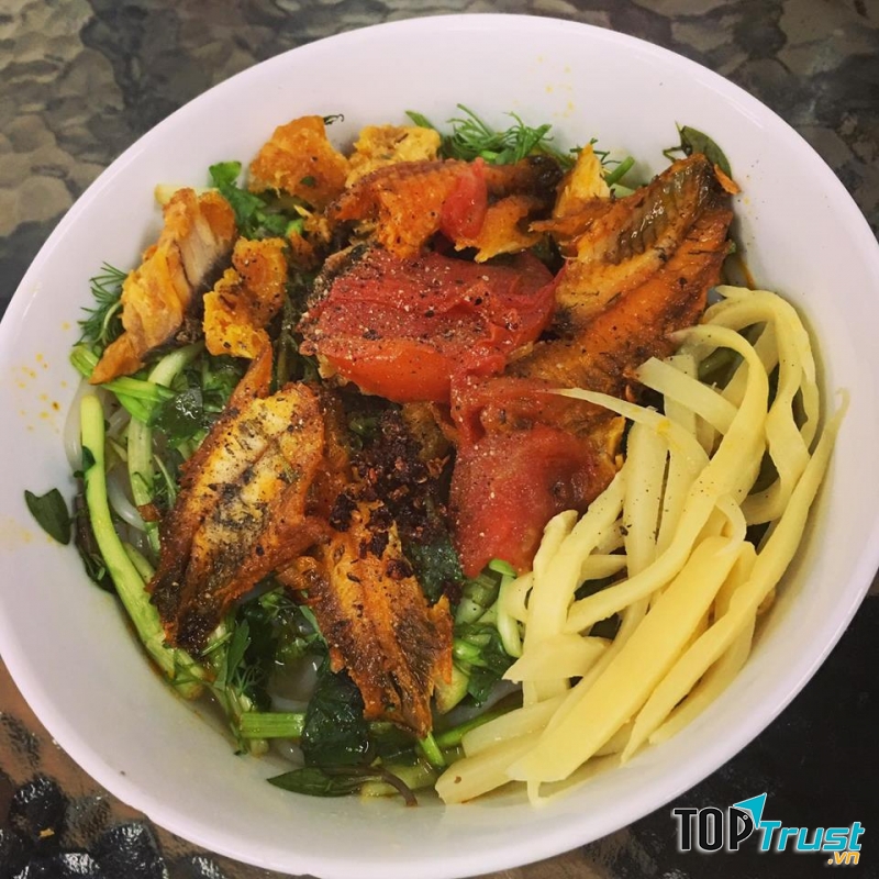 Ở một số nơi, bát mì còn được điểm xuyết thêm vài con tôm hồng hồng, cong cong, vừa ngon mắt, vừa đủ chất.