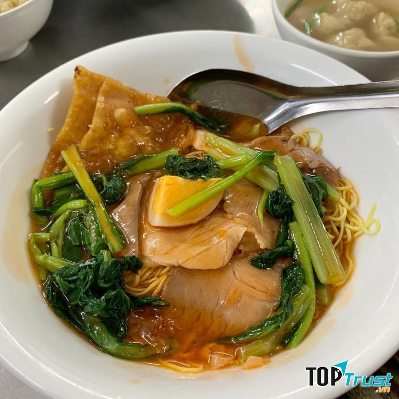 Bát mì vằn thắn đầy đặn với sủi cảo, há cảo, miếng tiết, miếng bóng, vài miếng thịt xá xíu khiến các thực khách không thể chối từ.