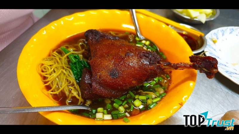 Bát mì vịt tiềm Huê Viên