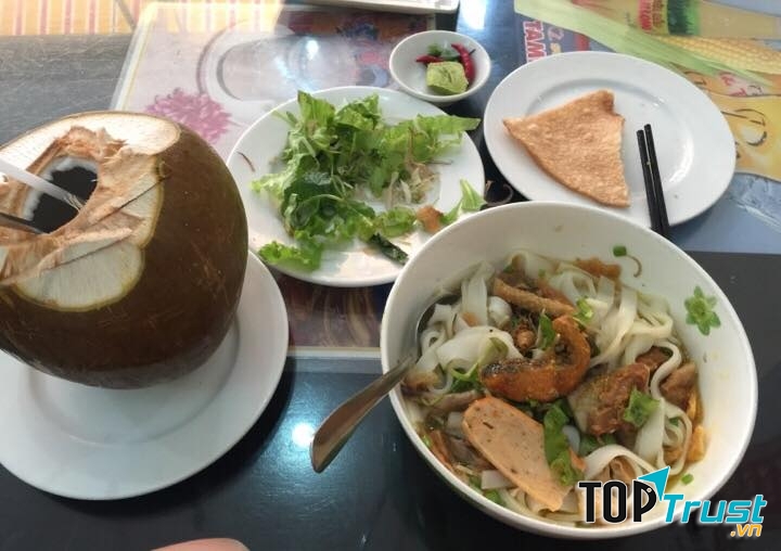 Mì quảng ở đây khá hấp dẫn, thịt nhiều, nước chấm cũng được nêm vừa ăn, mì nhiều