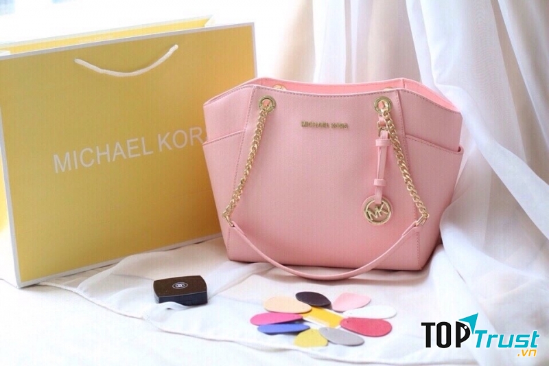 Chiếc túi xách thuộc thương hiệu Michael Kors
