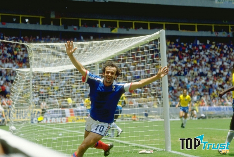 Platini ghi 9 bàn tại 1 kỳ Euro