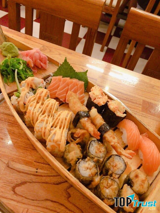 Đặc biệt, đến với Michi Sushi & BBQ, bạn sẽ ấn tượng bởi cách trình bày món ăn nơi đây, khi sushi được xếp trong những con thuyền nhỏ