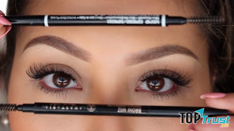 Chì kẻ mày Morphe Micro Brow Pencil với thiết kế 2 đầu thông minh sẽ là trợ thủ đắc lực trong việc định hình và tạo dáng chân mày, cực kỳ dễ thao tác cho dù bạn mới tập tành hay đã là cao thủ make up