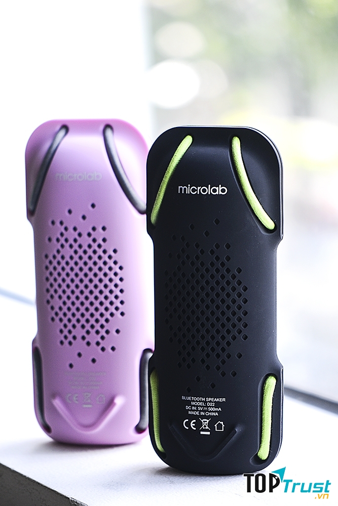 Chiếc loa bluetooth này rất nhỏ gọn và tiện dụng.