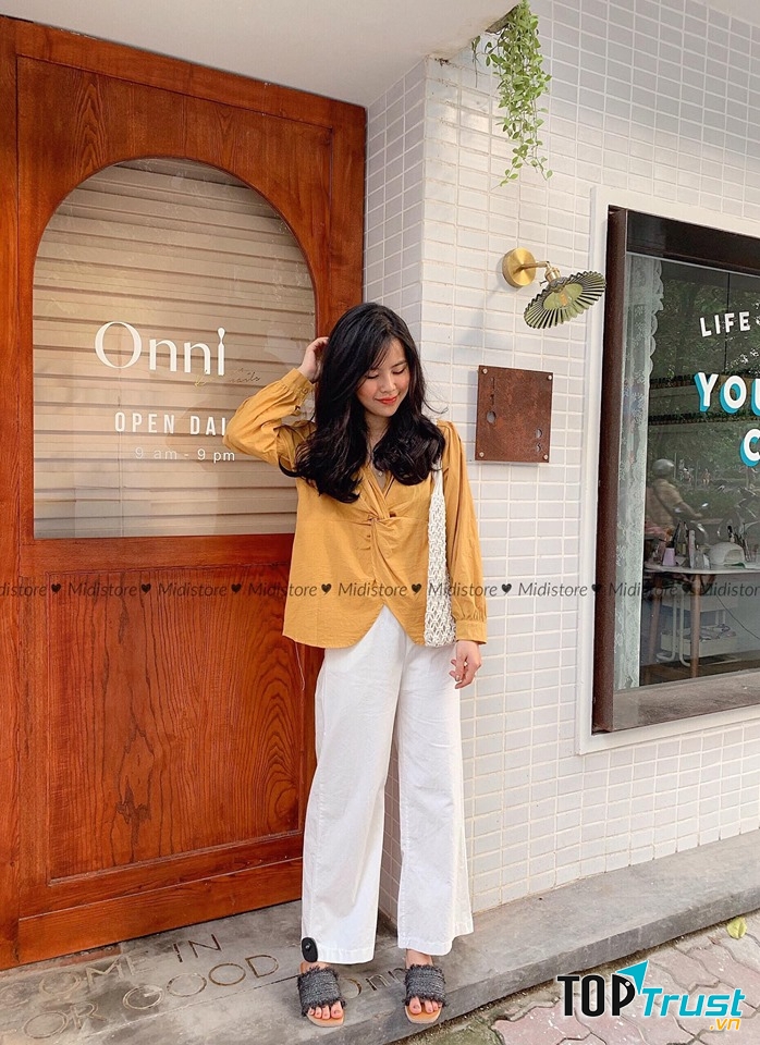 Trang phục tại Midistore cũng có phần khá đáng yêu, đều là những mẫu thiết kế trẻ trung của lứa tuổi teen