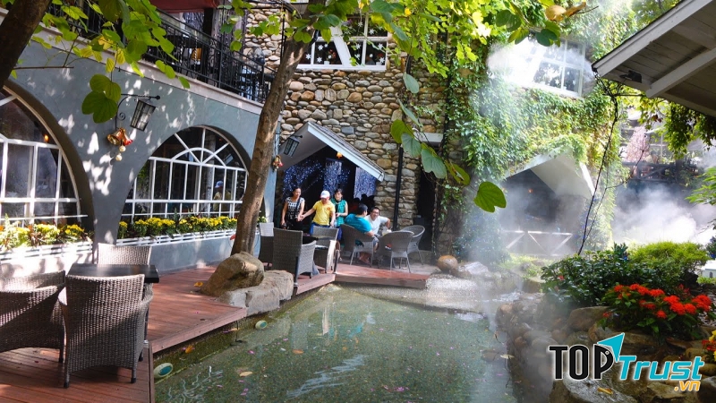 Miền Đồng Thảo cà phê còn trông như một “ngôi nhà nhỏ trên thảo nguyên”, với cỏ cây, con suối nhỏ bao quanh.